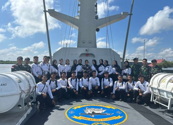 Photo of Kodaeral XII Tanamkan Semangat Kebaharian, Calon Paskibraka Ketapang Kunjungi KRI Sembilang-850