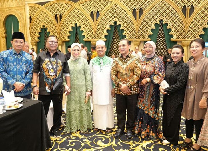 Photo of Gubernur Kalbar, Ria Norsan dan Istri Hadiri Halal Bihalal dan Syukuran di Kediaman OSO
