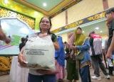 Photo of Pertamina Patra Niaga Regional Kalimantan Gelar Pasar Murah di Sintang, 1.000 Paket Sembako untuk Masyarakat Pra-Sejahtera