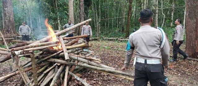Polsek Seberuang Bongkar Arena Sabung Ayam di Dusun Sebalang