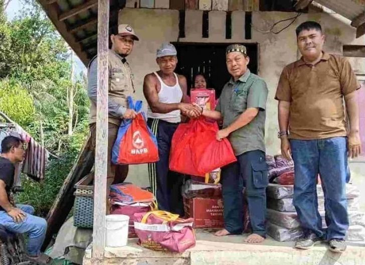 Photo of Dinsos Melawi Salurkan Bantuan Pangan kepada Korban Kebakaran di Ella Hulu