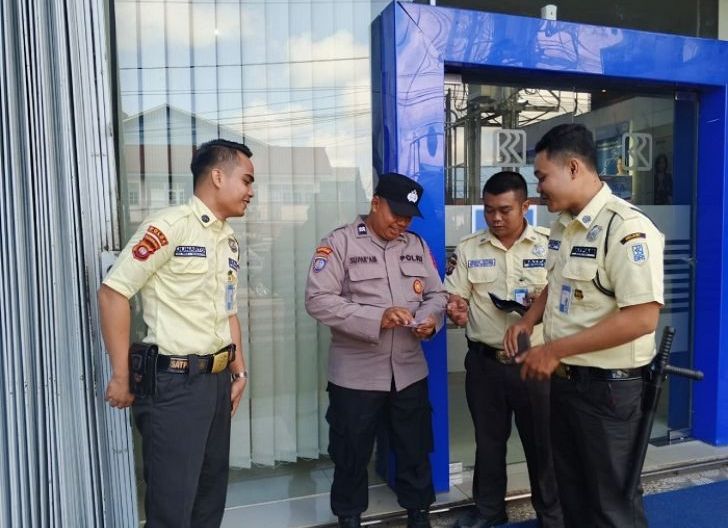 Photo of Satbinmas Tertibkan Seragam Satpam, Cek Kerapian hingga KTA