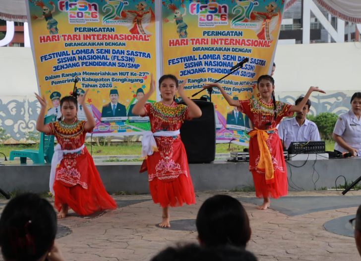 Photo of Bupati Bengkayang buka Hari Tari Sedunia dan FLS3N Tingkat SD-SMP