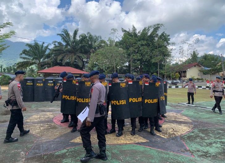 Photo of Satbrimob Polda Kalbar Intensifkan Latihan PHH untuk Tingkatkan Profesionalisme Personel