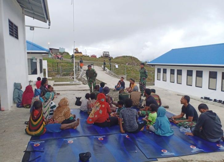 Photo of Pererat Silaturahmi Masyarakat dan Satgas Yon Parako 466 Pasgat di Kabupaten Puncak