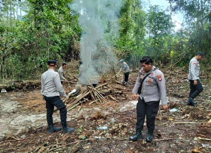 Photo of Polisi Tertibkan Arena Judi Sabung Ayam Berkedok Adat di Desa Seberu