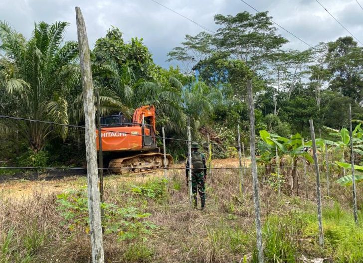 Photo of Gotong Royong TNI dan Warga Percepat Pembangunan Jalan Desa 