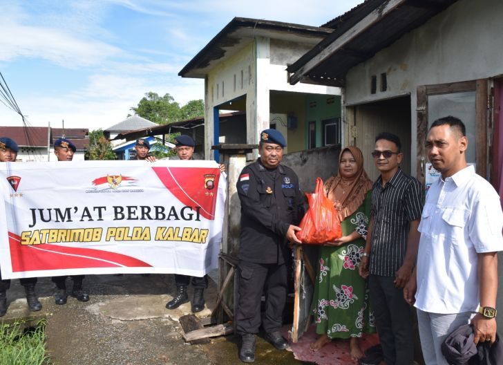 Photo of Jumat Berkah Satbrimob Polda Kalbar Salurkan Sembako untuk Warga Kurang Mampu