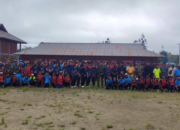 Photo of Aparat Gabungan dan Pemda Sosialisasikan Bahaya PEKAT kepada Pelajar di Oksibil