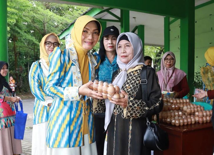 Photo of Sebar 15 ribu Telur Murah, TP PKK Pontianak Gelar Bazar