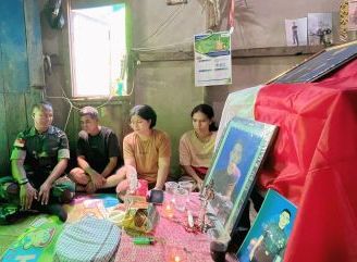 Kasipers Kasrem 121/Abw Wakili Danrem 121/Abw Kunjungi Rumah Duka Prajurit yang Gugur dalam Tugas di Papua