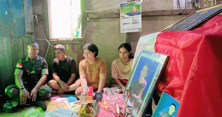 Kasipers Kasrem 121/Abw Wakili Danrem 121/Abw Kunjungi Rumah Duka Prajurit yang Gugur dalam Tugas di Papua