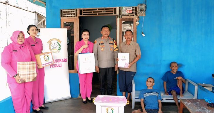 Kapolres Singkawang dan Ketua Bhayangkari Kunjungi Tiga Bersaudara Disabilitas, Salurkan Bantuan dan Pesan Kepedulian
