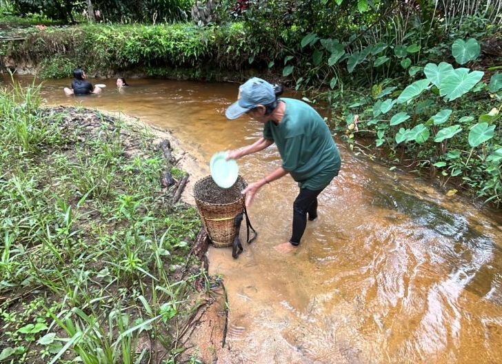 Photo of Kompak di Lapangan, Satgas dan Warga Sukseskan Program TMMD 