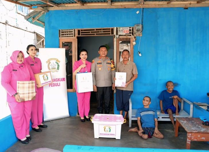 Photo of Kapolres Singkawang dan Ketua Bhayangkari Kunjungi Tiga Bersaudara Disabilitas, Salurkan Bantuan dan Pesan Kepedulian