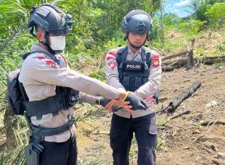 Berjalan Aman dan Terkendali, Tim Jibom Gegana Brimob Polda Kalbar Musnahkan Granat Tangan