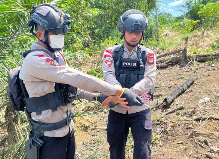 Photo of Berjalan Aman dan Terkendali, Tim Jibom Gegana Brimob Polda Kalbar Musnahkan Granat Tangan