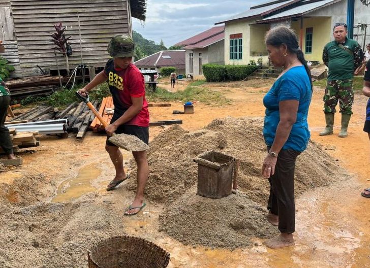 Photo of Satgas TMMD dan Warga Kompak Angkut Material untuk Pembangunan 