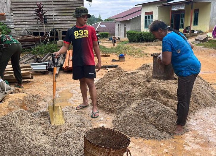 Photo of Kekompakan TNI-Rakyat, Pasir Sungai Diangkut Demi Rehab Rumah 