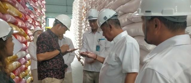 Ketua Fraksi Gerindra DPRD Singkawang Sidak Gudang Bulog