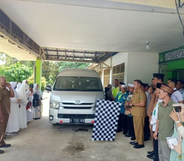 Bupati Bengkayang Lepas 10 Jemaah Calon Haji ke Tanah Suci, Tekankan Jaga Nama Baik Daerah