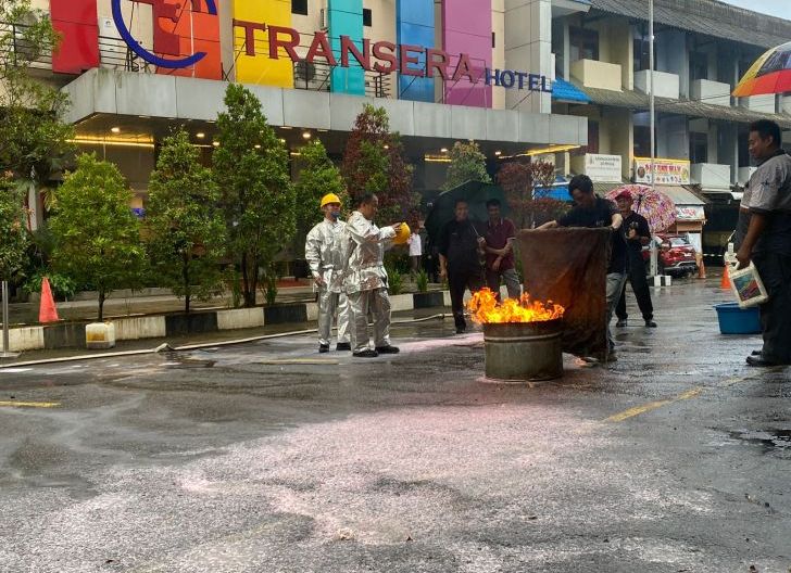 Photo of Karyawan Hotel Aston Diuji Hadapi Situasi Darurat saat Simulasi Kebakaran