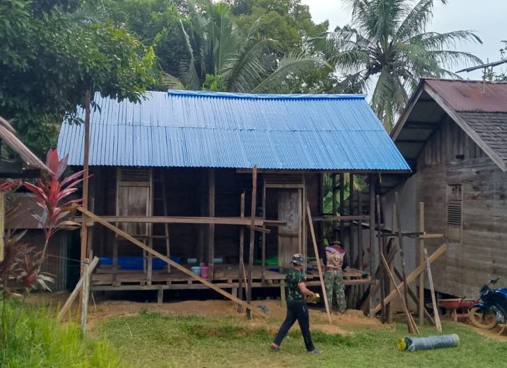 Photo of Aksi Cepat Satgas TMMD, Bantu Kakek Menuju Rumahnya 