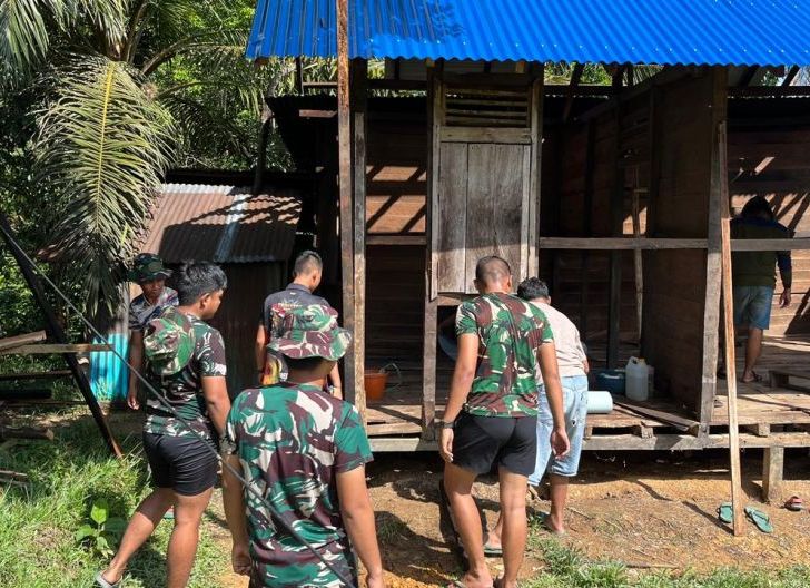 Photo of Kepedulian Kecil Bernilai Besar, Satgas TMMD Bantu Lansia Pulang 