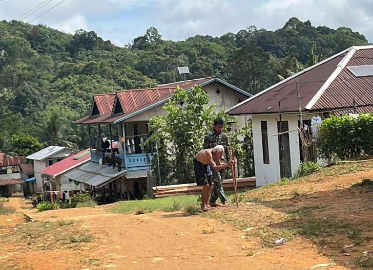 Photo of Aksi TNI di Lapangan, Bantu Warga Lansia yang Kesulitan Berjalan 