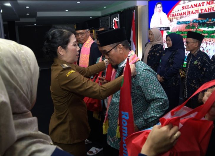 Photo of Wali Kota Singkawang Lepas 157 Jemaah Haji ke Tanah Suci