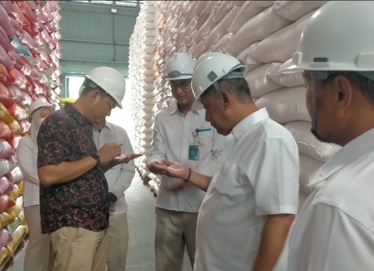 Photo of Ketua Fraksi Gerindra DPRD Singkawang Sidak Gudang Bulog