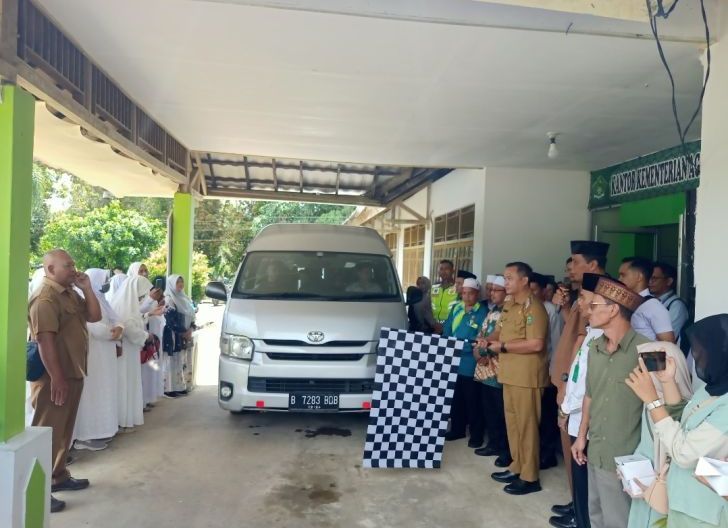Photo of Bupati Bengkayang Lepas 10 Jemaah Calon Haji ke Tanah Suci, Tekankan Jaga Nama Baik Daerah