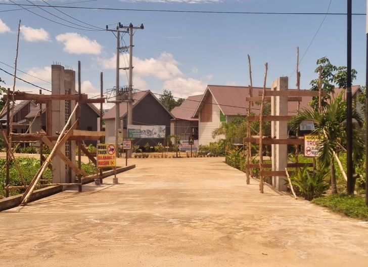 Photo of Gerbang Perumahan Picu Polemik, Akses Jalan Umum di Ketapang Terancam Diprivatisasi