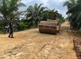 Photo of Satgas TMMD ke 128 Kodim1204/Sgu laksanakan Pekerjaan Jalan Desa Semayang–Desa Persiapan Tanak Masuki Tahap Pemadatan