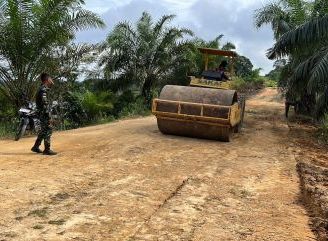 Satgas TMMD ke 128 Kodim1204/Sgu laksanakan Pekerjaan Jalan Desa Semayang–Desa Persiapan Tanak Masuki Tahap Pemadatan