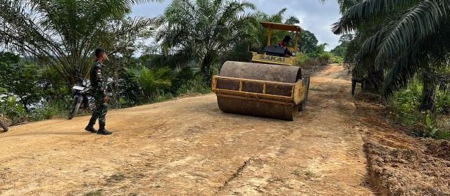 Satgas TMMD ke 128 Kodim1204/Sgu laksanakan Pekerjaan Jalan Desa Semayang–Desa Persiapan Tanak Masuki Tahap Pemadatan