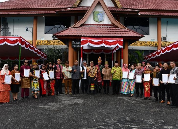 Photo of Pemkab Sintang Gelar Upacara Peringatan Hardiknas 2026