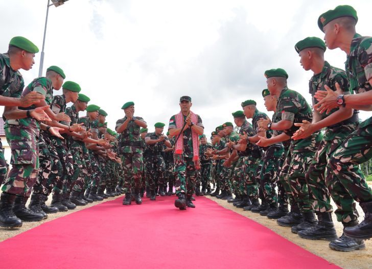 Photo of Kunjungan Kerja ke Wilayah Sanggau, Pangdam XII/Tpr Tekankan Pembinaan Satuan yang Humanis dan Bijak