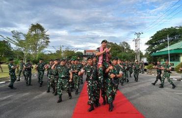 Sambangi Yonif 644/Walet Sakti, Pangdam XII/Tpr: Prajurit Infanteri Harus Mahir dan Militan