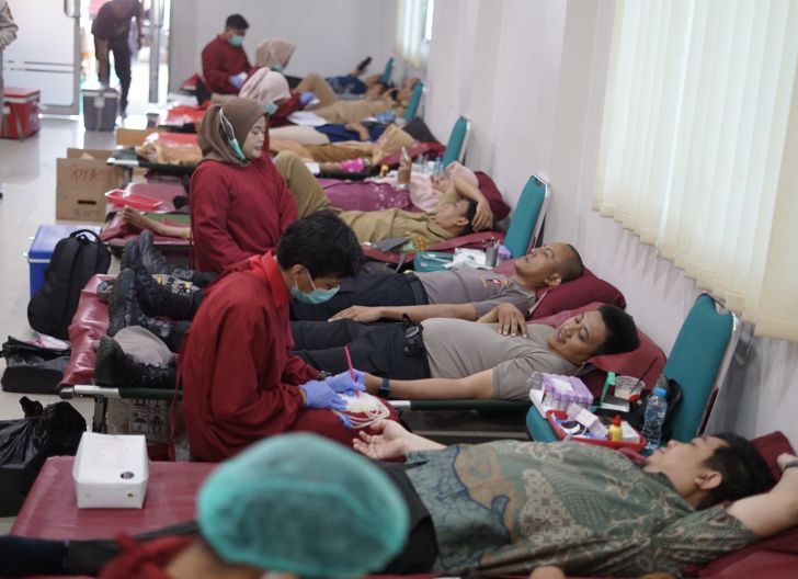 Photo of Satbrimob Polda Kalbar Ikut Donor Darah HUT ke-62 Bank Kalbar, Tegaskan Komitmen Kemanusiaan