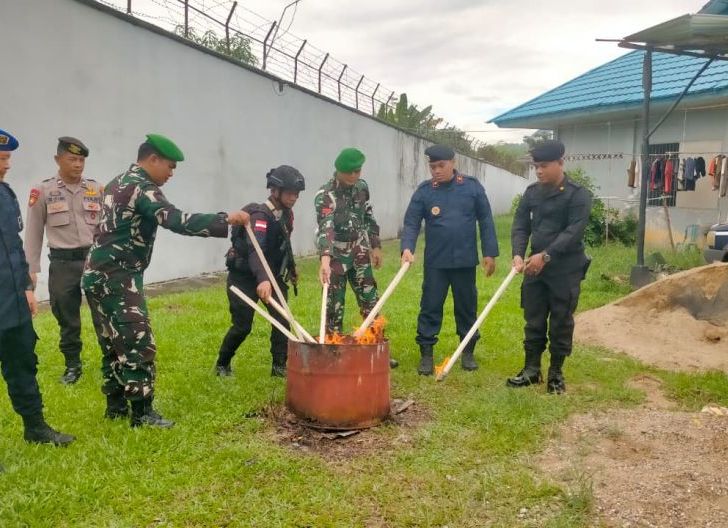 Photo of Lapas Singkawang Gelar Apel Ikrar Bersih HP Ilegal dan Narkoba, Temukan 12 Handphone Saat Razia Gabungan