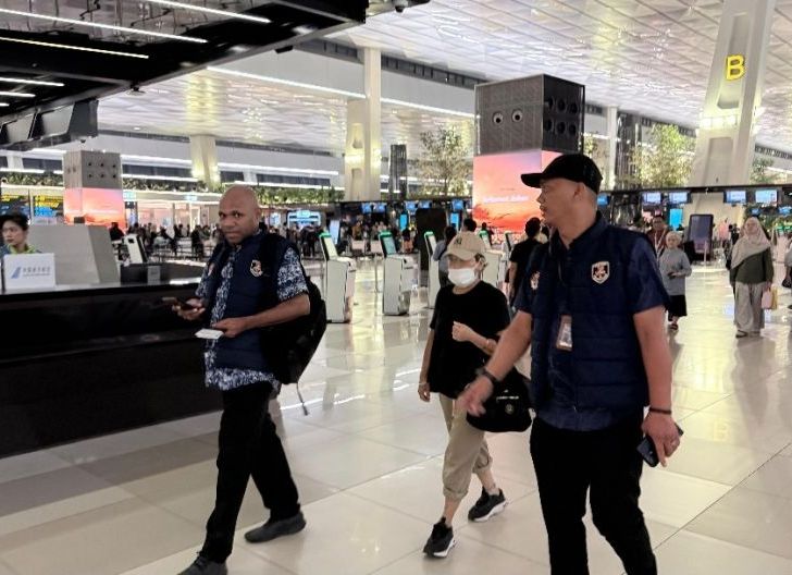 Photo of Masuk Indonesia Langgar Izin Tinggal, WNA Hongkong Dideportasi Imigrasi Pontianak