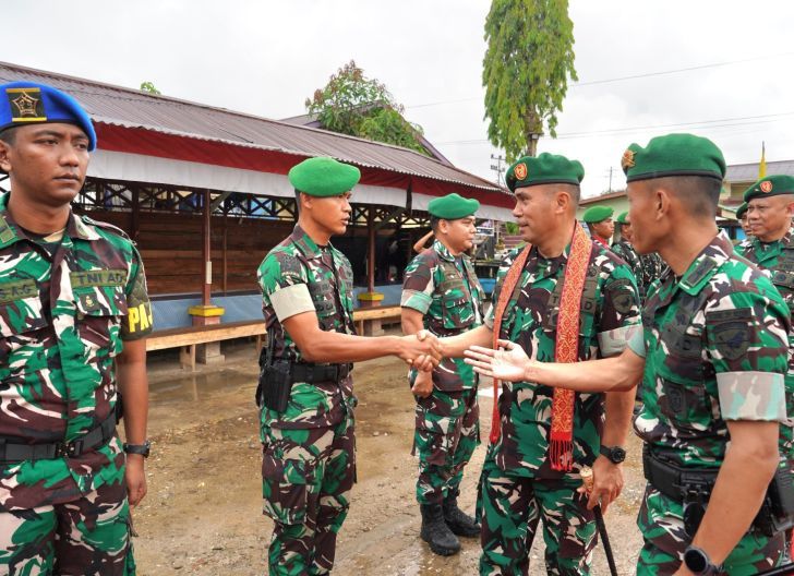 Photo of Pangdam XII/Tpr Tinjau Yonif TP 927/Uncak Kapuas: Perkuat Pertahanan dan Pembangunan di Perbatasan