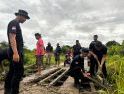 Program Jembatan Merah Putih Presisi Buka Akses dan Bangkitkan Ekonomi Warga Sintang, Satbrimob Polda Kalbar Hadir untuk Negeri