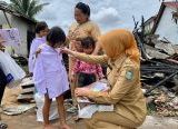 Photo of Penggiat Sosial Beri Bantuan Perlengkapan Sekolah,  Kebakaran di Gang Alpukat Jaya