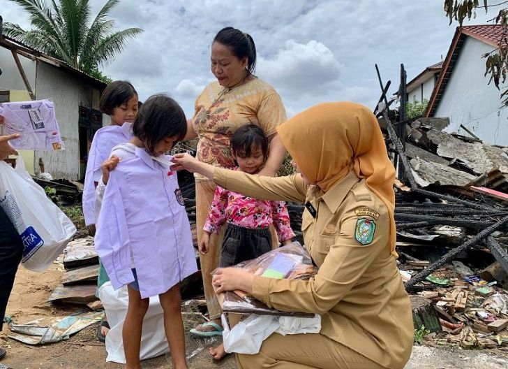 Photo of Penggiat Sosial Beri Perlengkapan Sekolah Anak Korban Kebakaran