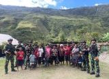 Photo of Satgas Yon Parako 466 Pasgat Pos Mulia Hadirkan Senyum Warga Papua