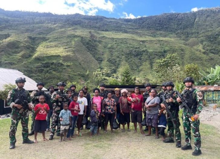 Photo of Satgas Yon Parako 466 Pasgat Pos Mulia Hadirkan Senyum Warga Papua