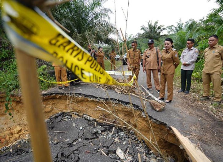 Photo of Jalan Putus Diterjang Bencana di Angan Tembawang, Karolin Instruksikan Prioritas Penanganan Darurat