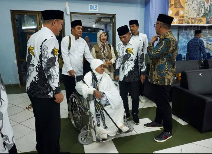 Photo of Wabup Ketapang Antar Langsung Jamaah Haji ke Embarkasi Batam, Pastikan Pelayanan dan Pendampingan Maksimal